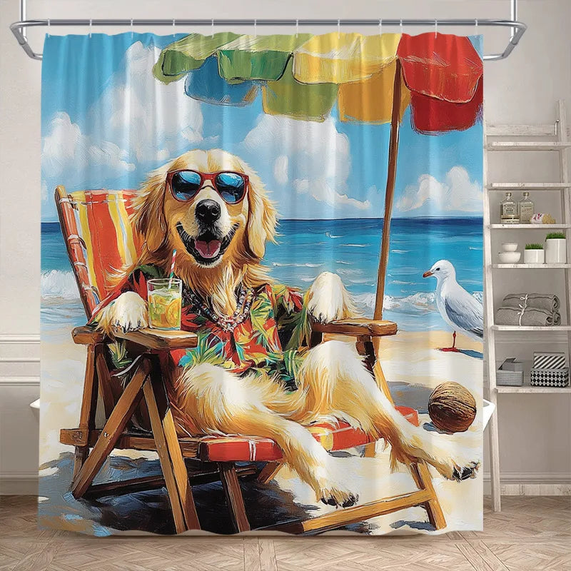 Rideau de douche représentant un Golden Retriever allongé sur une chaise longue, vêtu d’une chemise tropicale, sirotant une boisson et profitant d’un parasol coloré en bord de mer.