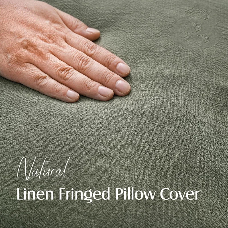 Gros plan sur une couverture de coussin en lin naturel texturé avec des franges.