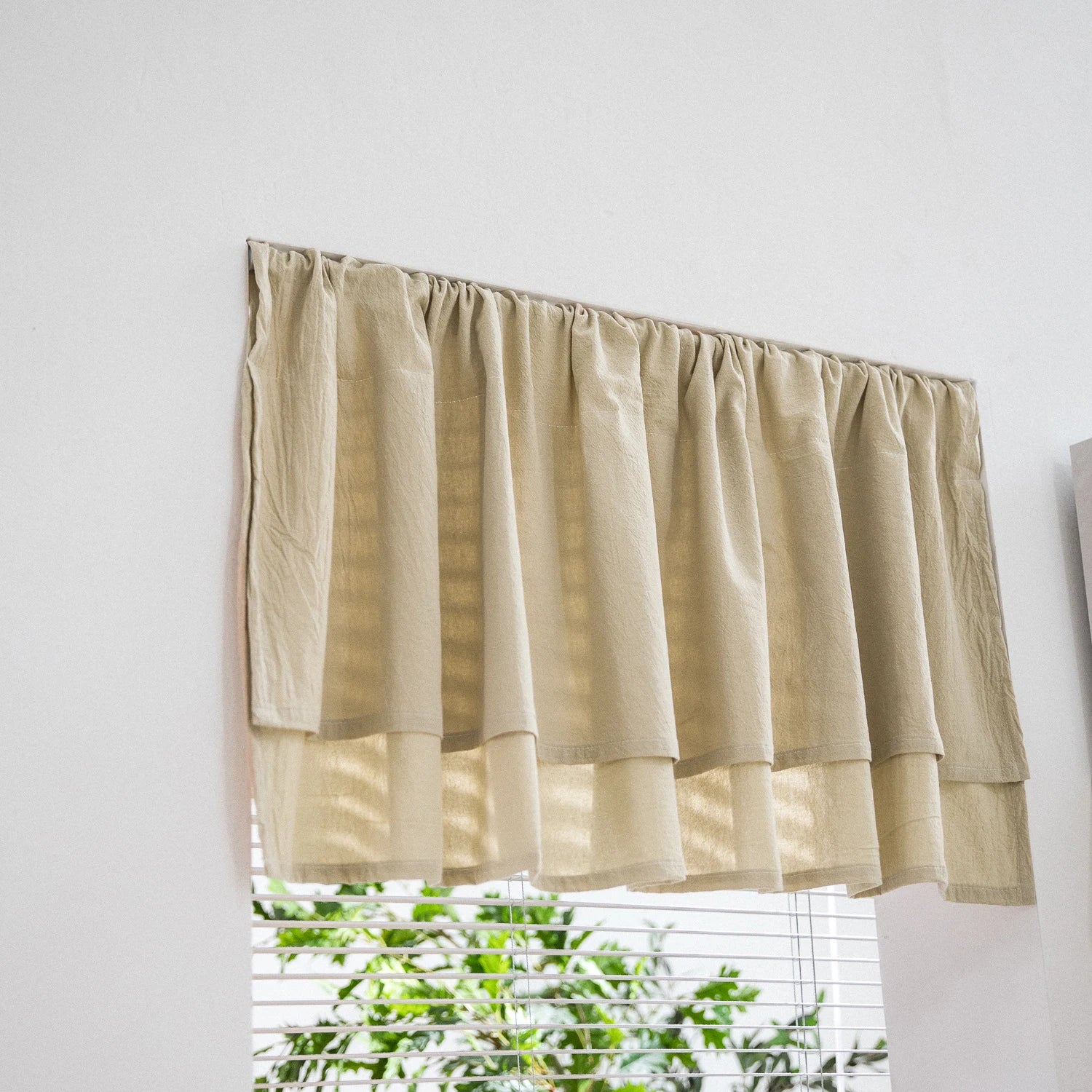 Rideau jaune translucide sur petite fenêtre de cuisine