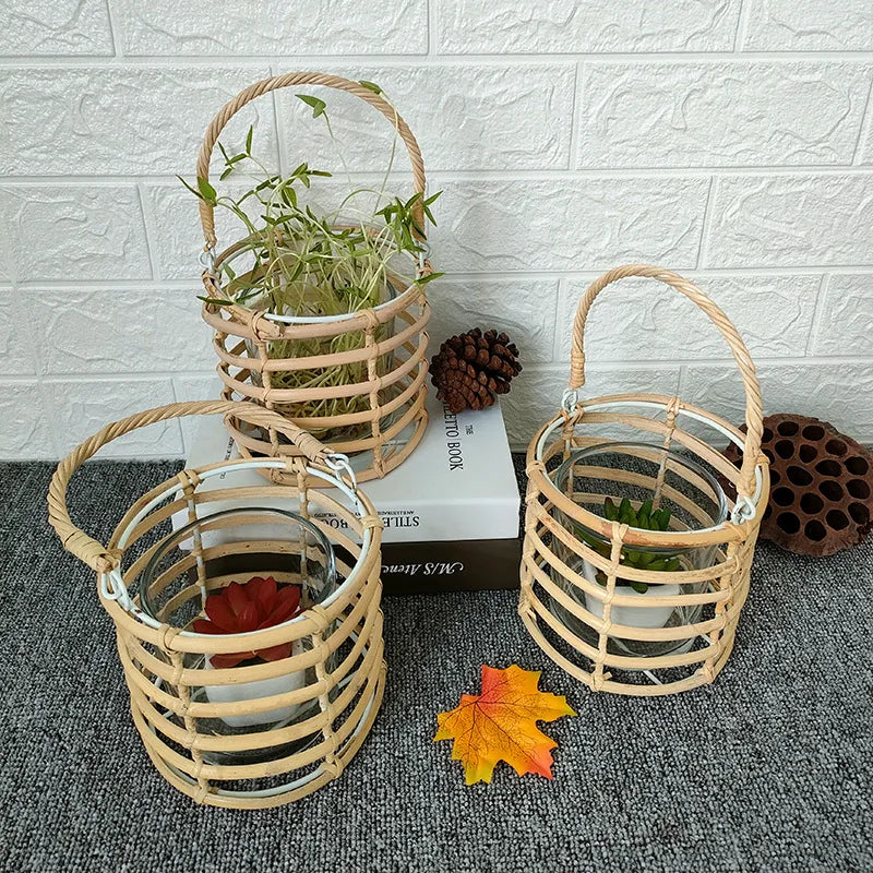 lanternes décoratives bohèmes bambou poignées bougies allumées rustique tropical herbes folles feuilles d'automne