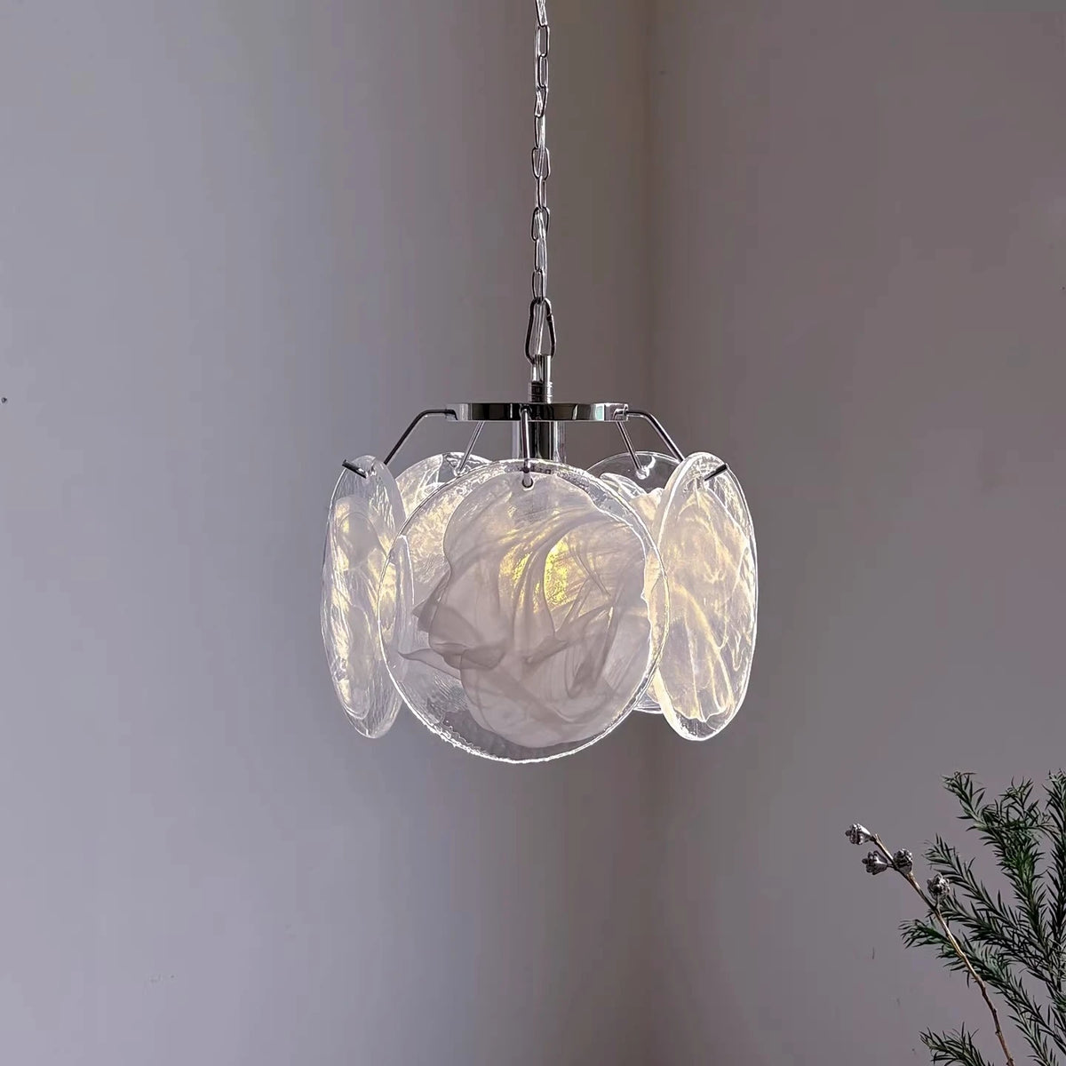 lampe suspendue moderne verre coloré transparent chaîne métallique salon chambre restaurant