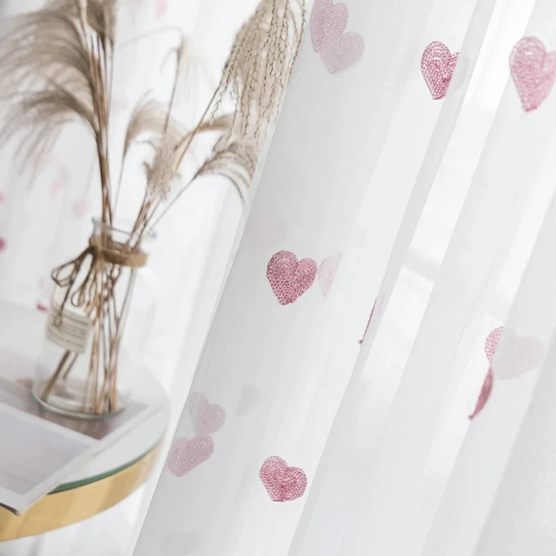 rideau tulle transparent coeurs roses moderne anneaux inclusion blanche chambre fille