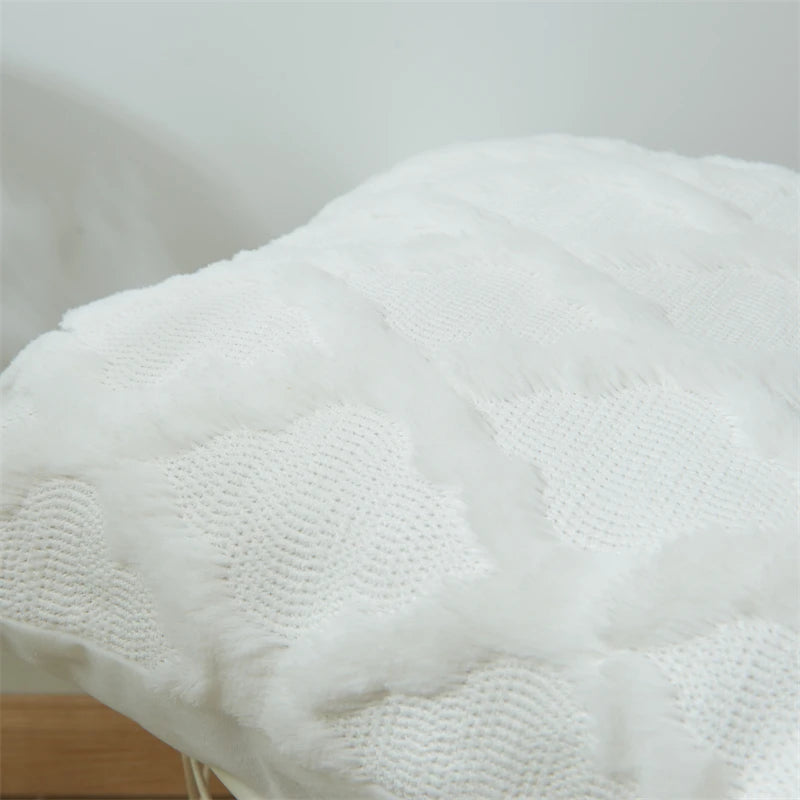 taies d'oreiller géométriques coussins blancs motifs pompons gris tapis doré salon decoration