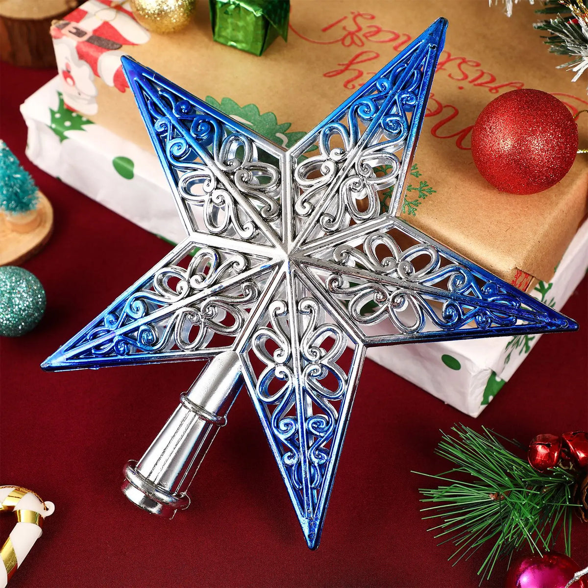 Topper de sapin bleu profond avec guirlandes