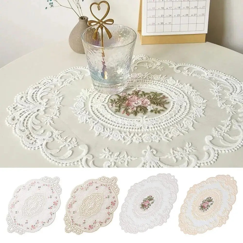 serviette table brodée dentelle florale blanc rose pâle vintage romantique tissu anti brûlure table