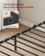 Cadre de lit assemblé dans une chambre à coucher élégante avec décoration neutre