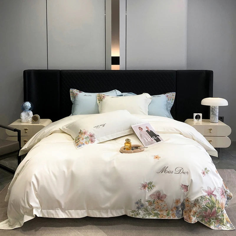 Détail de la broderie florale sur la housse de couette