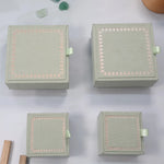 boîtes bijoux bois vert pastel bordure or rubans velours intérieur colliers rangement mariage