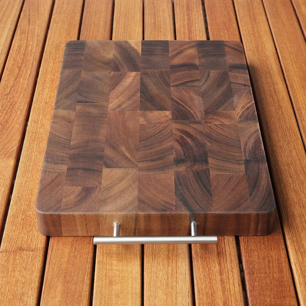planches découpe bois noyer marron foncé moderne couteau carotte ail romarin poivre chou