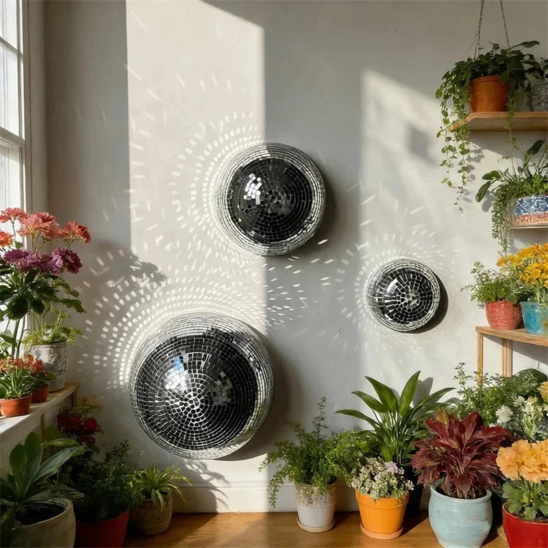 décoration intérieure boules disco miroirs or argent rose moderne festive musique