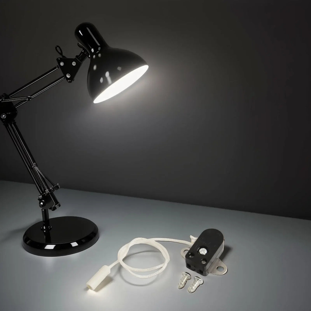 lampe table noire moderne prise électrique vis fixation cordon blanc