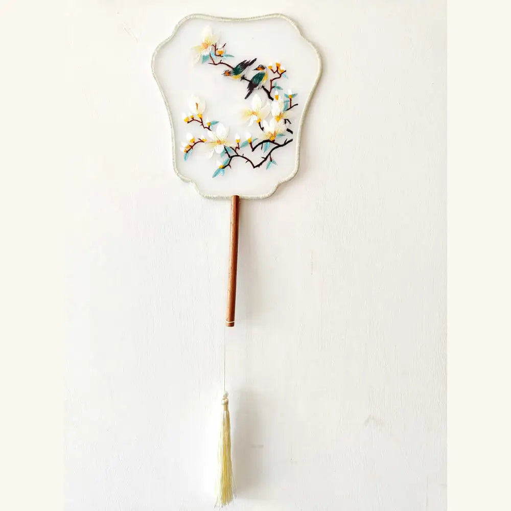 éventail traditionnel artisanal brodé fleurs oiseaux pompon poignée bois couleurs vivesbranches textiles soie bambou