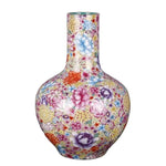 Vase orné de fleurs multicolores, un motif coloré et détaillé qui semble raffiné et décoratif.