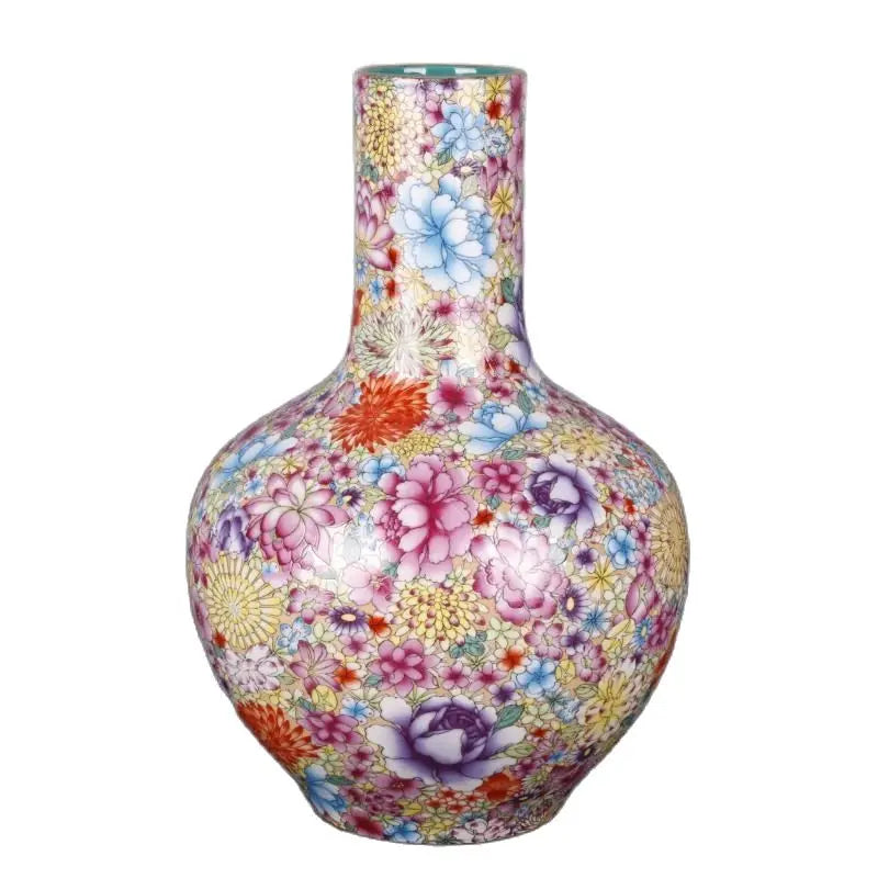 Vase orné de fleurs multicolores, un motif coloré et détaillé qui semble raffiné et décoratif.