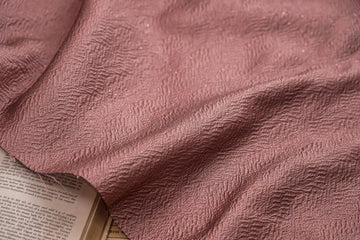 tissu polyester rose jacinthe texturé jacquard 145cm décoration mode couture gilet jupe sac main