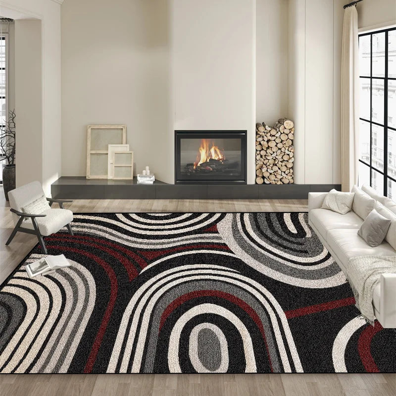 Un tapis vibrant aux motifs géométriques noirs, blancs et rouges apporte de la personnalité et de la chaleur à ce salon épuré, avec sa cheminée encastrée et son étagère minimaliste.