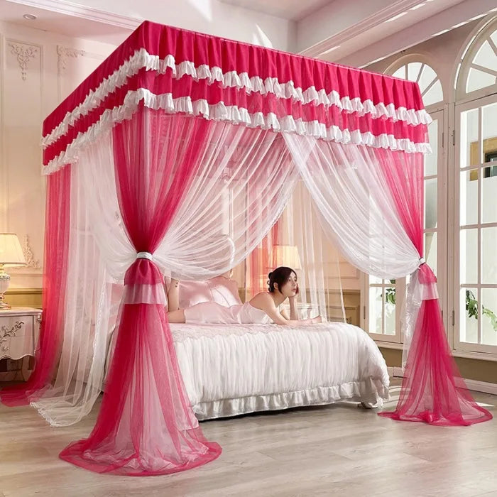 Une magnifique chambre à coucher avec un lit à baldaquin rose et blanc, créant une ambiance romantique et élégante.
