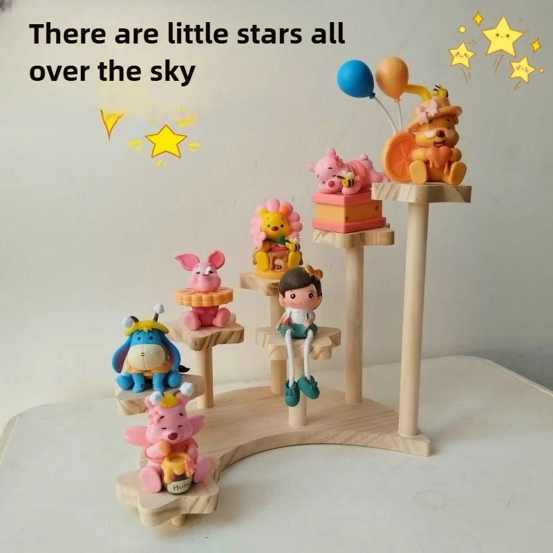présentoir bois multi niveaux figurines décoratives animaux personnages couleurs vives enfantin artisanal