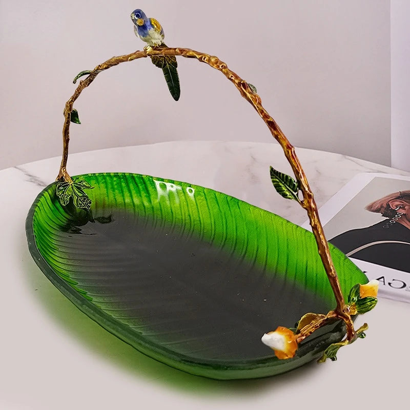 Plateau de fruits en verre dans un intérieur moderne