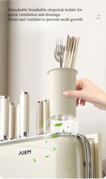 Porte-couteau beige sur comptoir de cuisine moderne