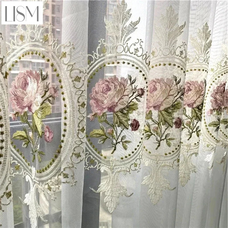rideau tulle blanc broderie fleurs roses feuilles vertes salon chambre décor romantique classique