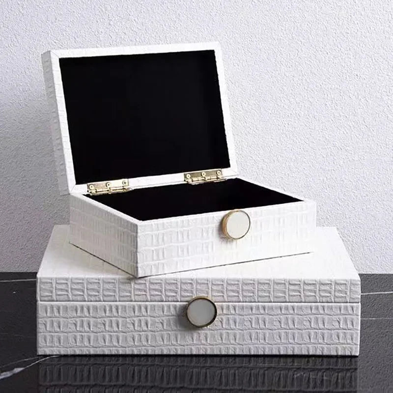 Boîte à bijoux en cuir posée sur une coiffeuse moderne