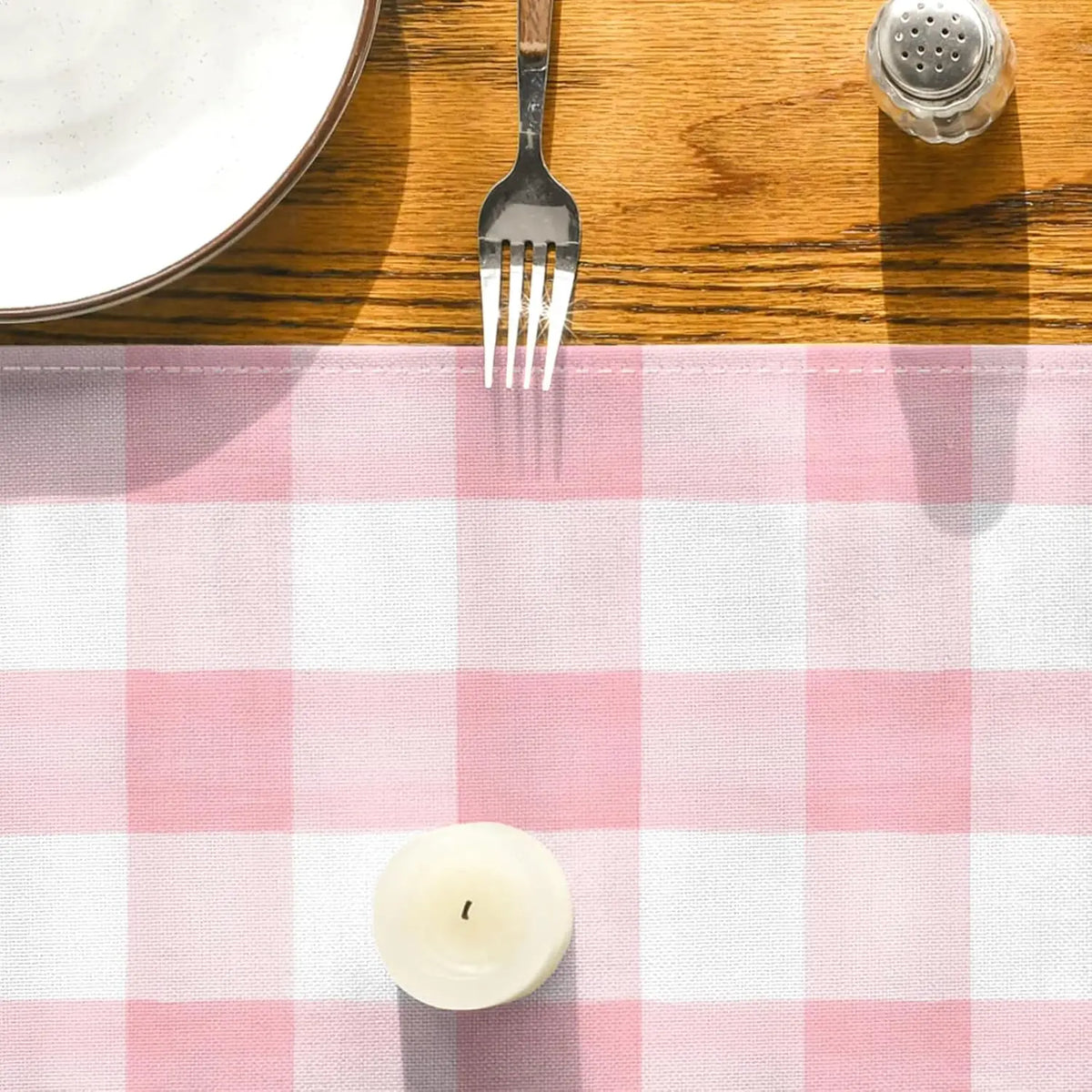 chimene table lin carreaux rose blanc classique geometrique festive opaquement assiettes fourchettes citrons bougie