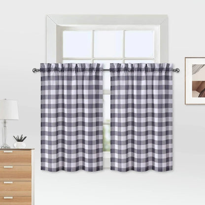 Rideaux de style vichy suspendus dans une chambre épurée, au-dessus d’un meuble en bois clair.