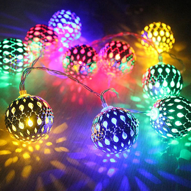 Guirlande lumineuse boule marocaine décorant un arbre de Noël