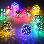 Guirlande lumineuse boule marocaine décorant un arbre de Noël