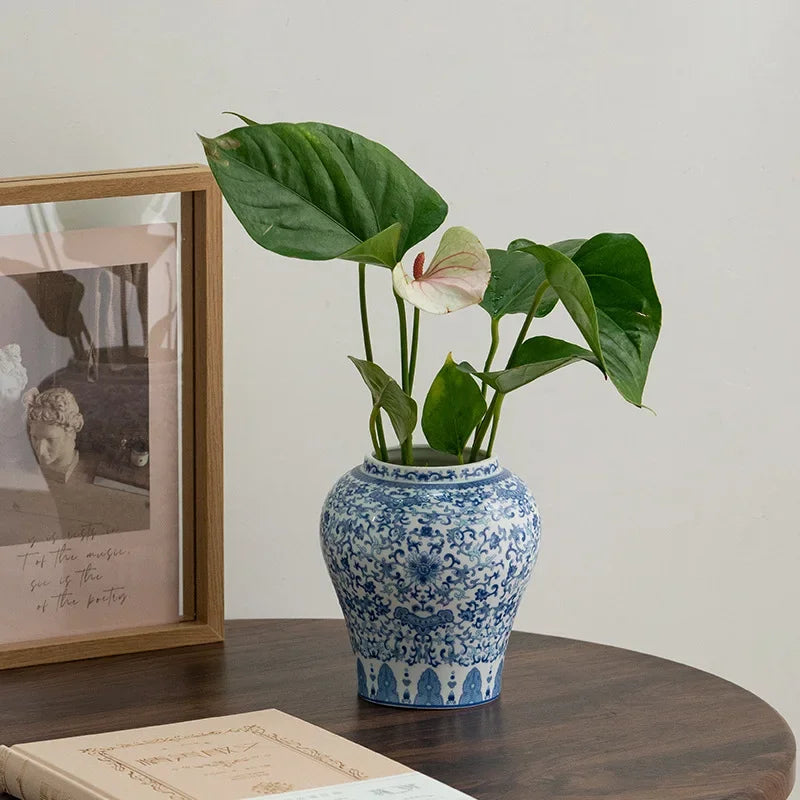 Vase blanc en céramique pour décoration intérieure