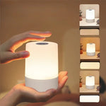 veilleuse tactile led rechargeable table chevet lumière jaune or table rond bois clair