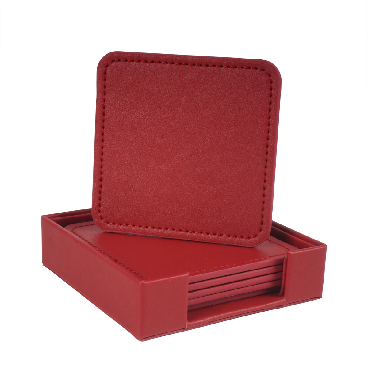 Une boîte en cuir rouge avec un couvercle et des dessous de verre carrés assortis.
