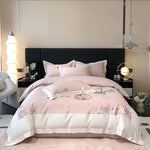 Housse de couette brodée fleurs roses sur lit blanc