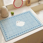 tapis cuisine moderne carreaux bleus blancs motifs flocons lapins