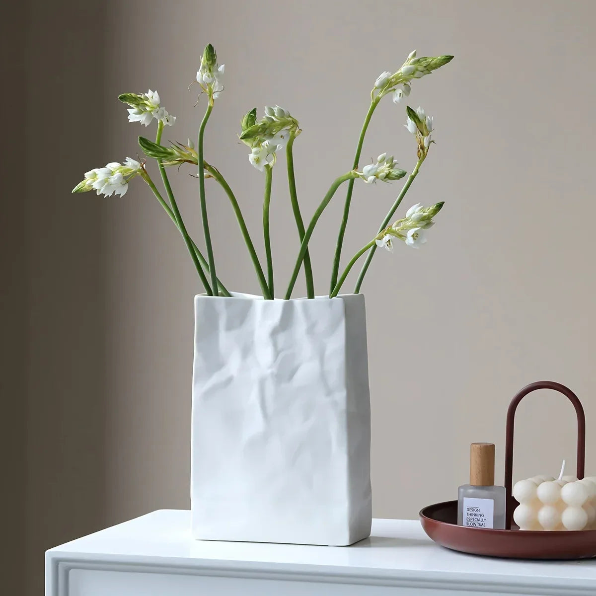 vase céramique blanc boho minimaliste contemporain texture froissée unique decoration maison fleurs blanches chambre