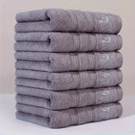 serviettes coton brodées bleu marine gris clair absorbantes douces moderne