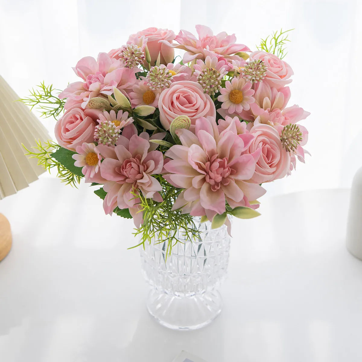 bouquet fleurs artificielles rose clair blanc orange violet dahlia marguerites feuilles vertes réaliste décoration
