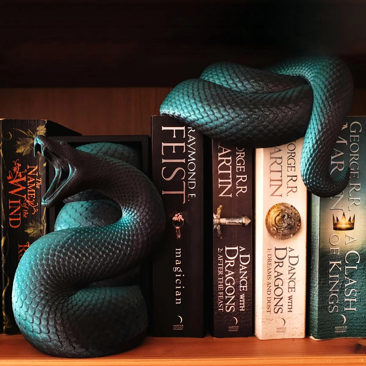 Serre-livres design serpent en résine gothique, vue de face