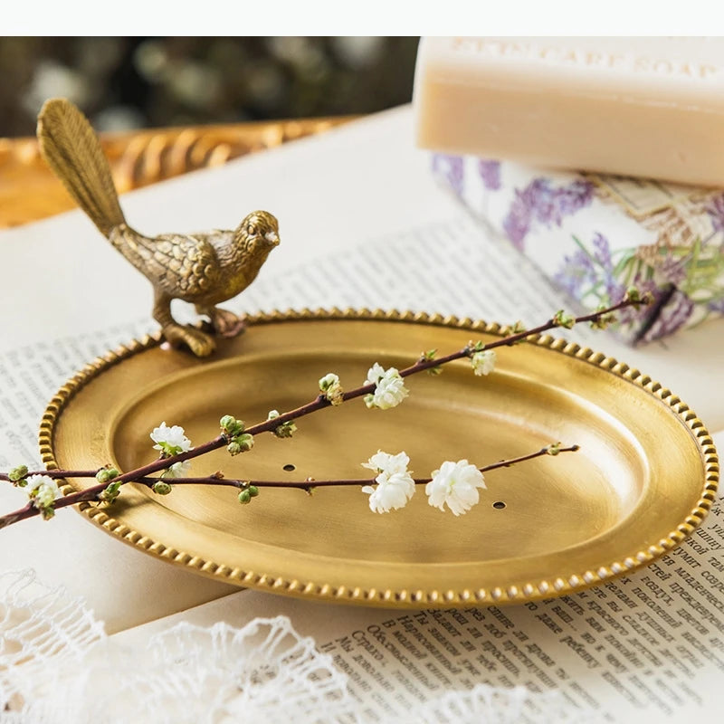 assiette ovale dorée bord dentelé motif oiseau fleur vintage bijoux savon bougie porte bijoux