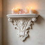 étagère murale décorative sculptée blanc noir bougies cristaux livres vases motifs ornementaux fixations murales