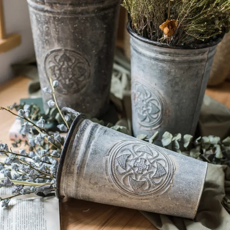 seau métal pot fleurs vintage gris poignées motifs circulaires plante séchéeintérieur