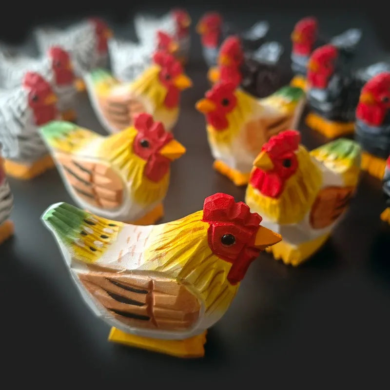 figurines poulets bois peints artisanales décoration maison ornements couleur rouge verte Jaune