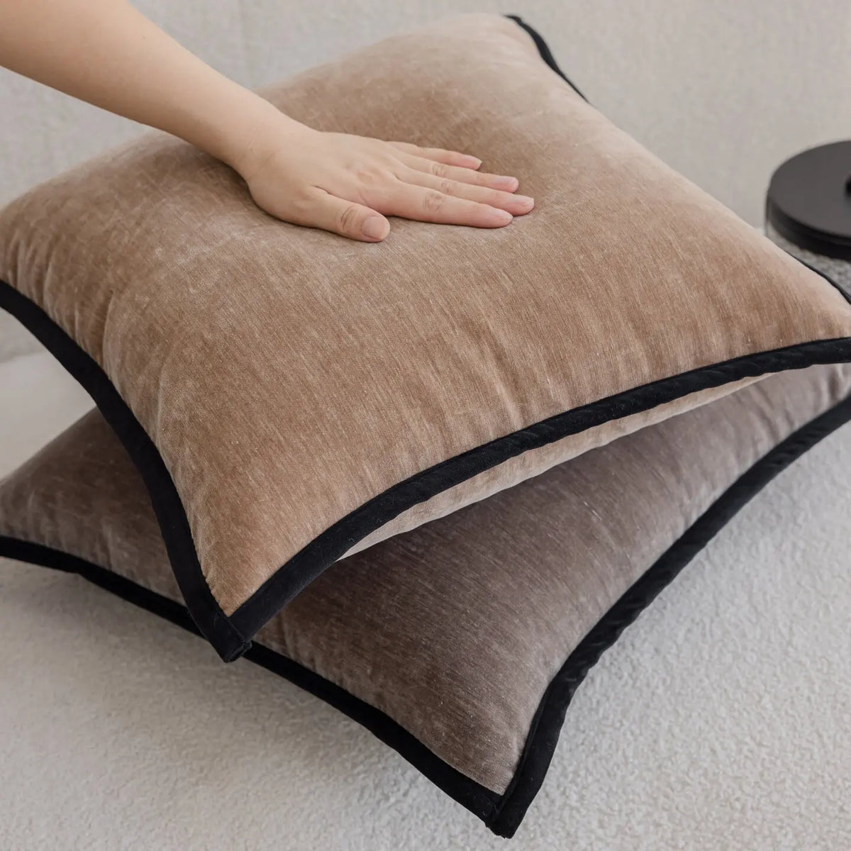 coussin carré velours beige gris noir adhésif contemporain decoration maison nordique 45x45cm 50x50cm