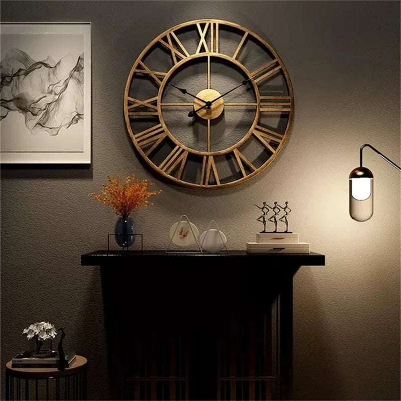 horloge murale métal vintage ornements dorés aiguilles noires chiffres romains rétro nordique