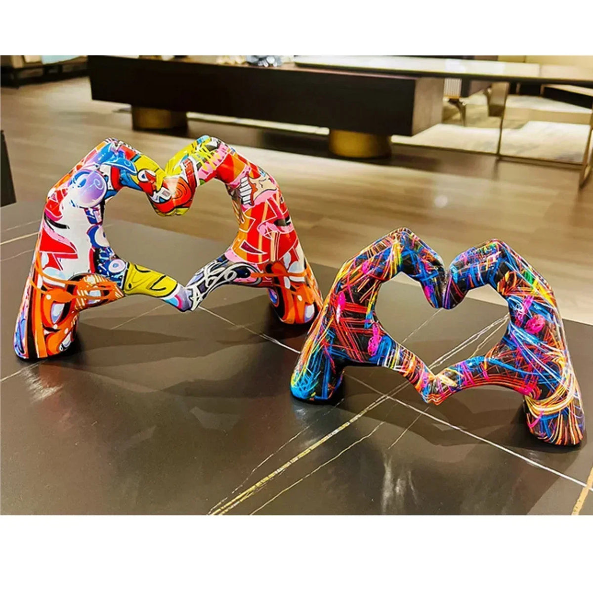 statuette mains cœur multicolore résine moderne graffiti salon décoration contemporaine abstraite ornement artistique