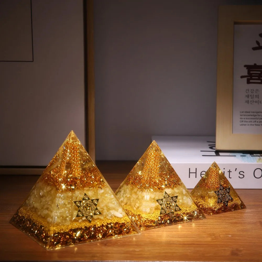 pyramide décorative moderne pyramide granulée dorée animal compagnie cube or 8cm 10cm decoration maison