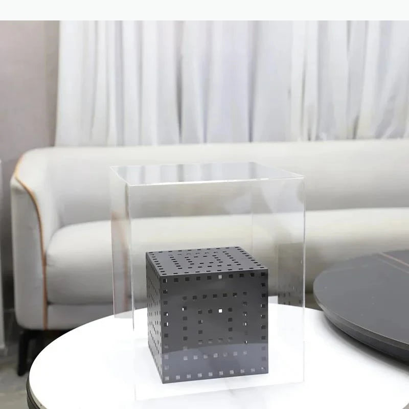 cube noir perforé transparent décoration moderne pièce art contemporain minimaliste geometrie ornement