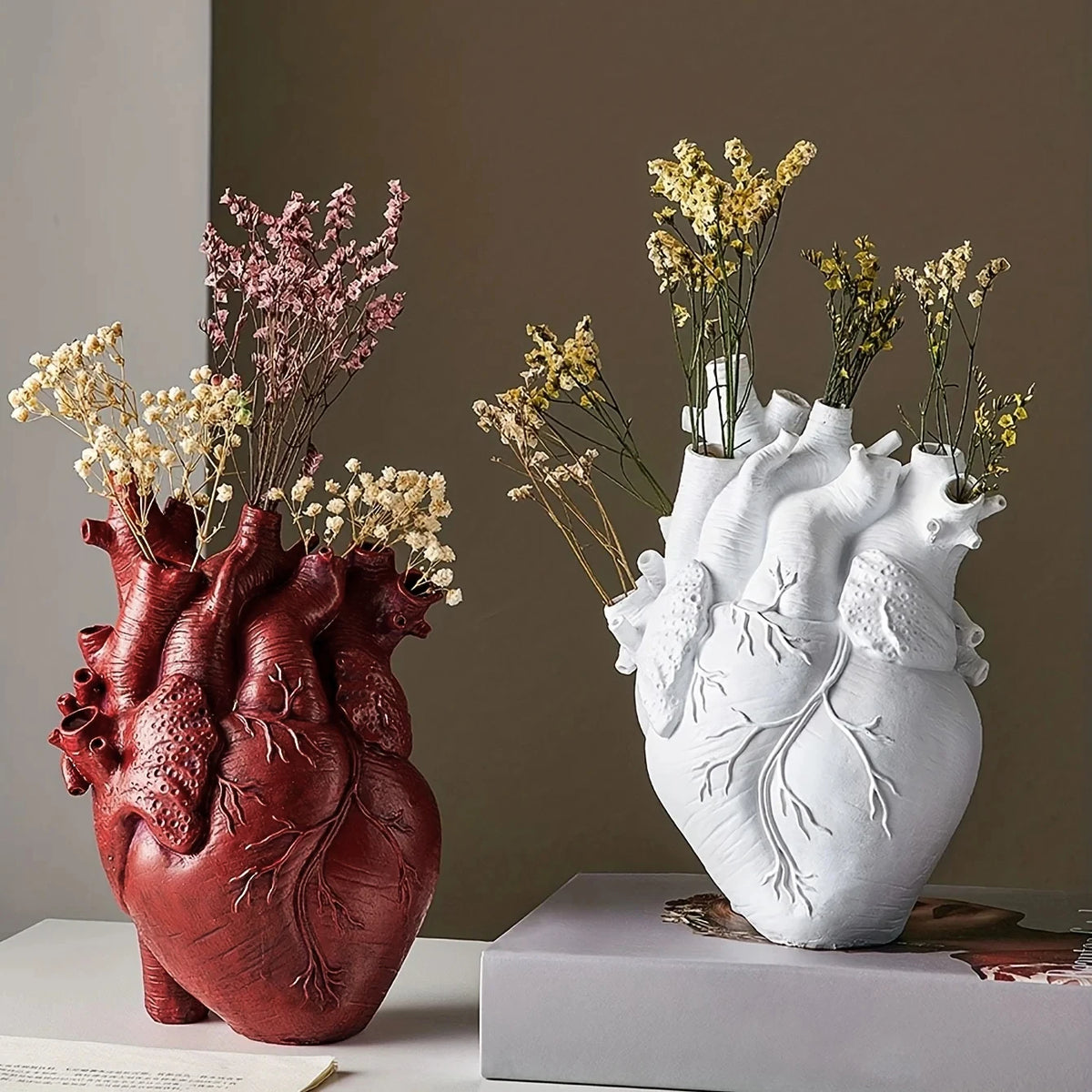 vase cœur anatomique détaillé rouge blanc noir fleurs séchées contemporain réalisteintérieur