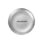assiette ronde acier inoxydable argent antique texture métallique moderne logo gravé second cup